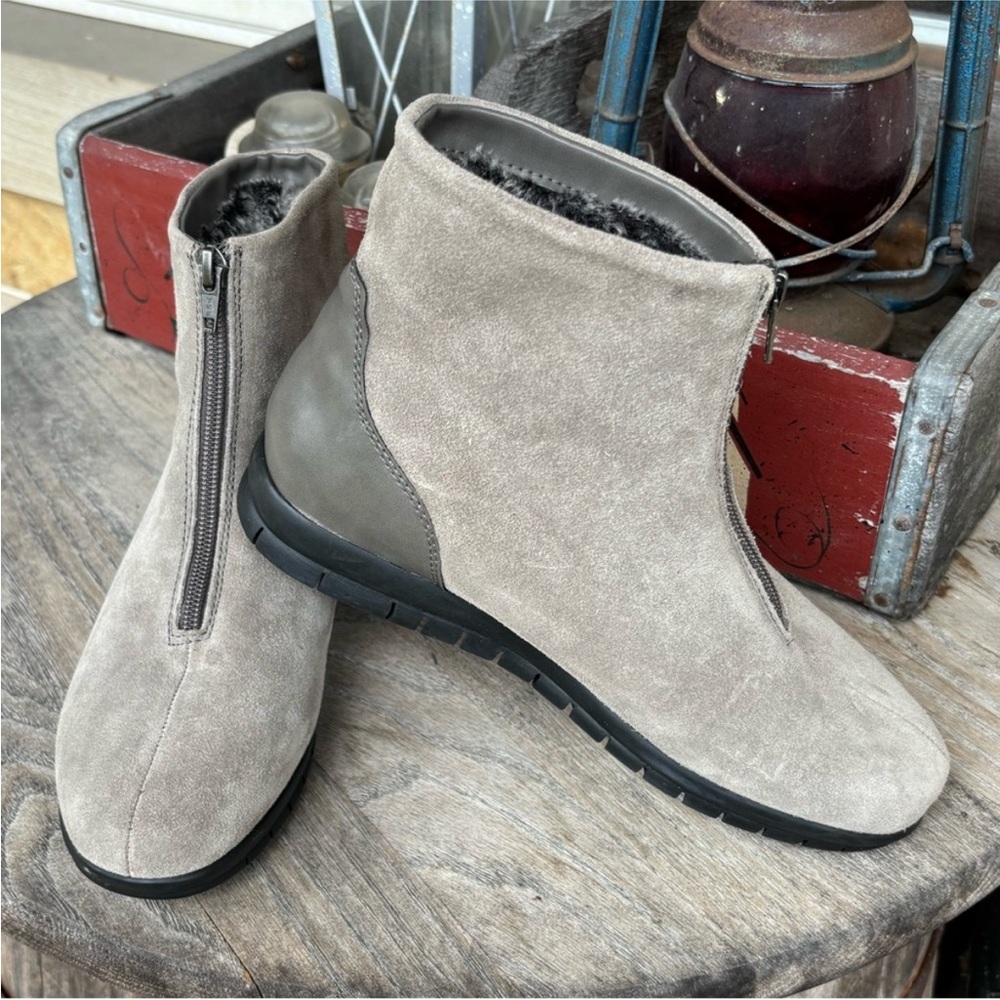 G.H. Bass & Coโ Gray Lined Zip Front Ankle Boots